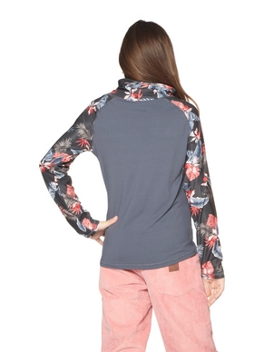 3911492_900_model_back-half_01