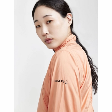 4---1911241-716000_ADV Essence Wind Jacket W_Closeup3_Preview