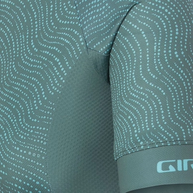 4---giro-chrono-sport-jersey-womens-road-apparel-grey-green-pounce-detail-2