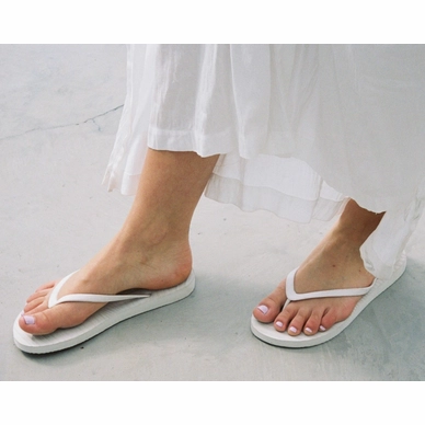 4---Sleepers-womens-slim-white-natural-rubber-fair-trade-flip-flop-2-1800x1800