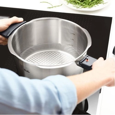 5---Fissler_vitavit_premium_Schnellkochtopf_4.5L_622-412-04-0700_Mood10_11_136