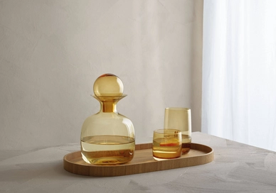3---Sarabi-Amber-Karaffe-Glas-Holztablett-web_4b12090f-b64f-44e6-81a0-4c8a98e3380b