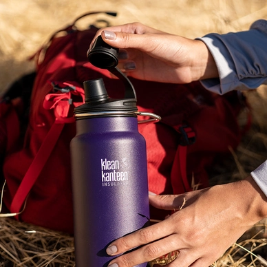 5---K32TKWSSL-KM-chug-cap-bottle-park_lifestyle_1024x