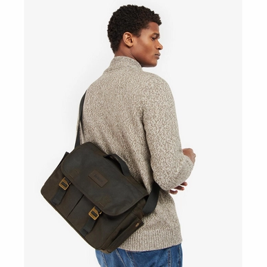 5---UBA0606OL71_AW22_front_model_1