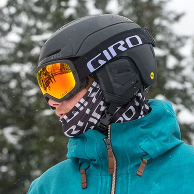 5---giro-neo-mips-snow-helmet-lifestyle-specs