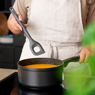 5---E980226_zyliss_AngledMixingSpoon_Usage_HR-_1_-_1_99c2816d-c8c8-4ac8-b6ae-1f9d4cbd1477