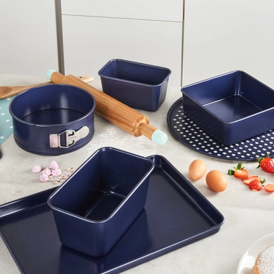 3---Bakeware_range__Lifestyle_1_1_d0d1dfae-e8fa-48de-aef7-a365eab3cc4b