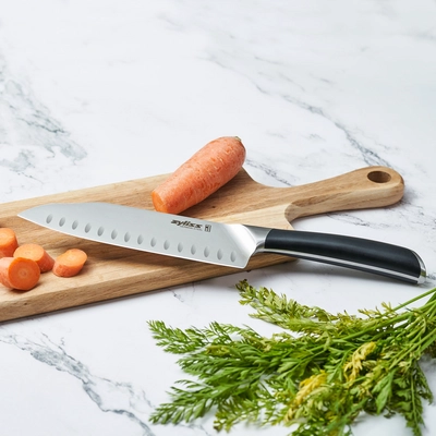 3---E920271_SANTOKU_KNIFE_18CM_LIFESTYLE_HRsquare_2_4d248a9b-8af7-493b-aede-a3cc0ad43f96