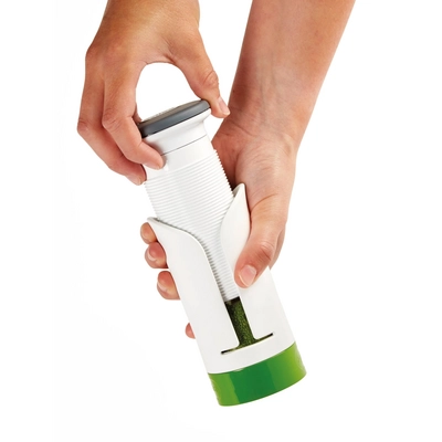 3---E900025_Spiralizer_In_Use