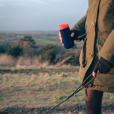 7---7394_Skittle_Travel_Mug_240ml_IndigoCoral_Lifestyle-scaled-e1679478886251