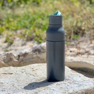 7450_Skittle-ActiveBottle_500ml_Solid-Grey_lifestyle-2-e1679484521232
