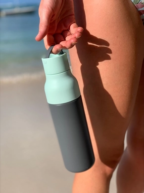 4---7439_Skittle-ActiveBottle_500ml_2-tone-Grey-mint_lifestyle-3