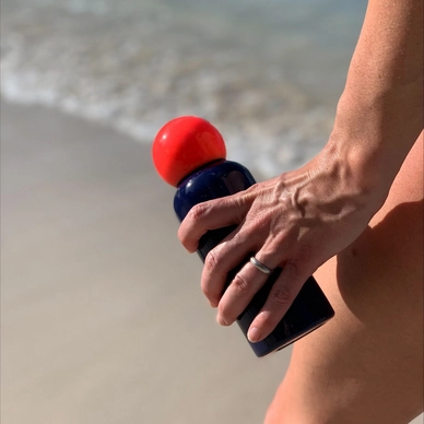 7---7464_Skittle-Lite-Bottle_Indigo-Coral_lifestyle-1-e1679486245655