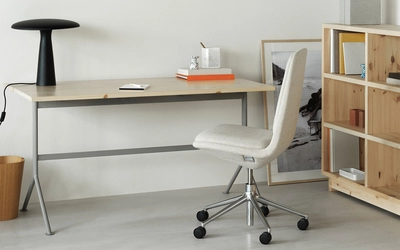 7---2023_Kip_Desk_Grey_Steel_Pine_Off_Chair_Low_5W_Gaslift_Alu_Cushions