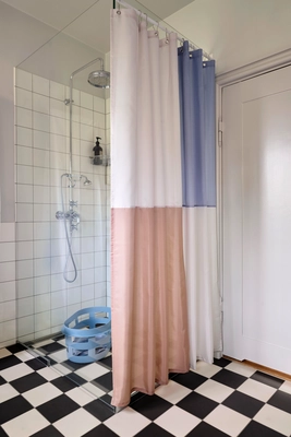 3---Check Shower Curtain blue_Basket S Recycled soft blue
