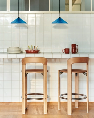 Rey Bar Stool H65_golden wb lacquered beech base_Matin Pendant 300 placid blue 01