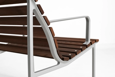 2---AE462-E227_Traverse Lounge Armchair heat treated oiled ash_detail 02