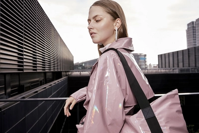 2---https___hypebeast.com_wp-content_blogs.dir_6_files_2019_02_rains-holographic-jacket-bags-black-dusky-pink-woodrose-iridescent-0