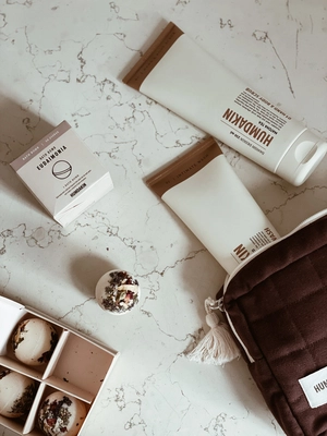 HUMDAKIN_SKU430_COSMETICBAG_COCO_SKU285_HANDANDBODYSCRUB_SKU460_BATHCREAMER_SKU458_BATHBOMBS