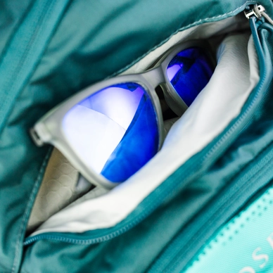 6---Salida_Zippered scratch-free sunglasses and electronics pocket