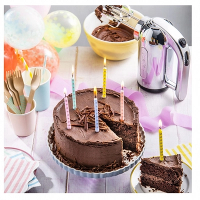 AK-Ultimate-choc-cake--hand-mixer--lifestyle-1_65574caa190998.80005927