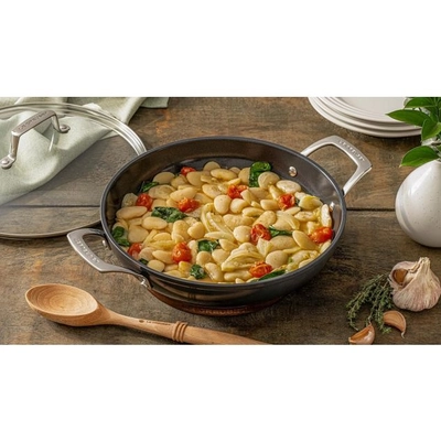5---le-creuset-essential-ceramic-provencaalse-sauteuse-30-cm-sfeer