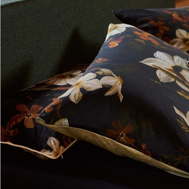 7---Daffodils_Reunited_Duvet_cover_Black_401790_100_105_LR_S4_P