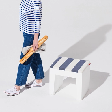 7---masterpiece_0071_22_FATBOY_concrete_seat_pillow_stripe_ocean_blue_01_Masterpiece_104582
