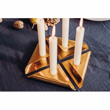 7---Square-Candle-Kerzenhalter-gold-atmo-1-pdp_1920x1920