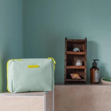 7---wb21_lime_kulturtasche_ambiente_01_2022_1fbf0de2_1000x1000