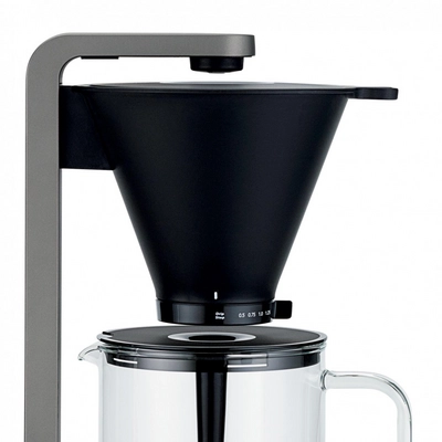 3---Coffee_Brewer_Performance-Titanium_CM7T-125_Filter-on-drip-stop_638ef1ea01f9d3.66435002