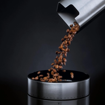 6---Coffee-Grinder_Uniform_WSFB-100S_Pouring-Beans_638da887baa165.74052919