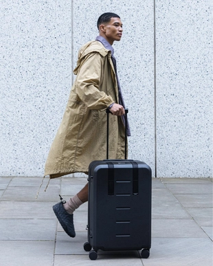 4---Ramverk_20Check-in_20_20Luggage_20Medium_20Black_20Out-onperson