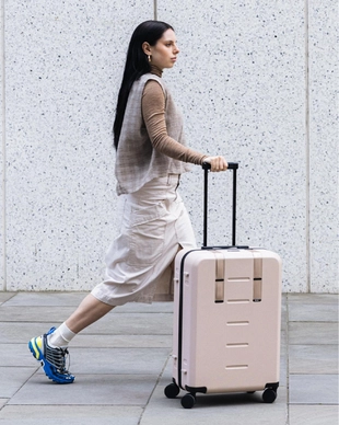 4---Ramverk_20Check-in_20_20Luggage_20Medium_20Fogbow_20Beige-onperson
