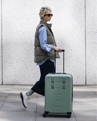 4---Ramverk_20Check-in_20_20Luggage_20Medium_20Green_20Ray-onperson