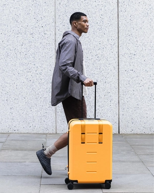 4---Ramverk_20Check-in_20_20Luggage_20Medium_20Sprite_20Lightning_20Redonperson