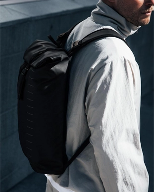 8---Essential_Backpack_12L_Black_Out_Db_7