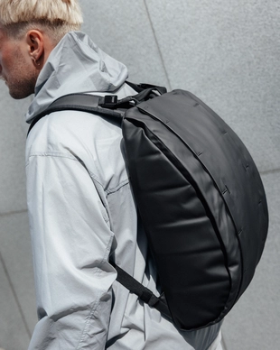 Hugger_Backpack_15L_on-person