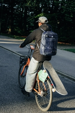 9---Skate_Daypack_20L_1000179300901_BlueHour_1_Lifestyle