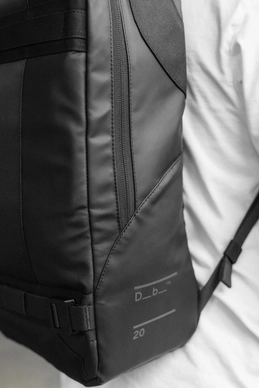 8---Skate_Daypack_20L_1000179004901_Black_Lifestyle_3_lowres