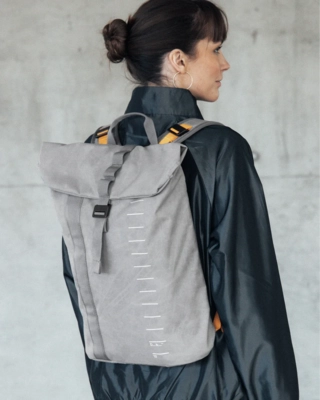 8---Essential_20Backpack_2012L_20Sand_20Grey_20on_20person
