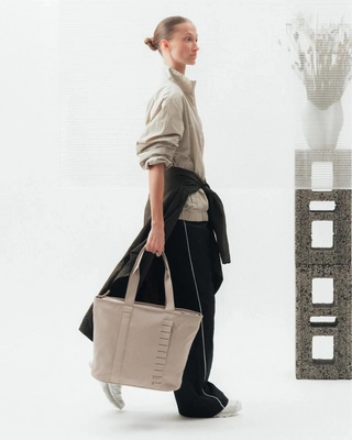 5---Essential_Tote_20L_Fogbow_Beige_SS25