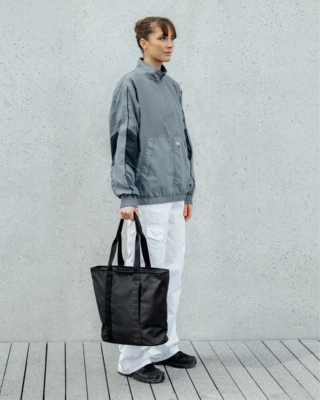 2---Essential_20Tote_2020L_20Black_20Out-7