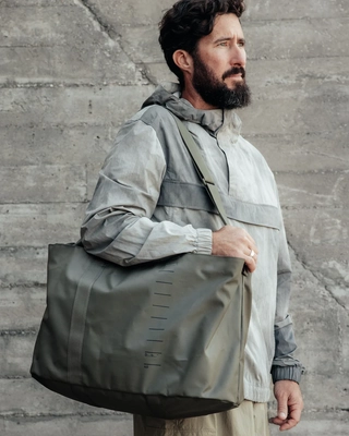 8---Moss_20Green_on_20person__20Essential_2040L