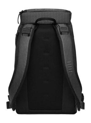 3---hugger_backpack_20l_refl-black_03-_no-bg