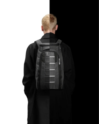 7---Hugger_20Backpack_2020L_20Reflective_20Black11