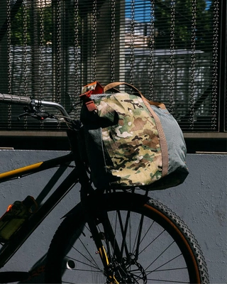 9---Essential_Tote_40L__Db_x_Starcow_lifestyle