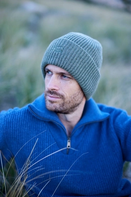 2---essential-beanie-mid-green (1)