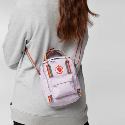 kanken_rainbow_sling_23623-457-907_c_model_fjr