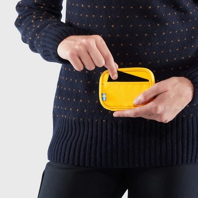 4---f23780_fw18_fvrb_kanken_card_wallet_fjaellraeven_21